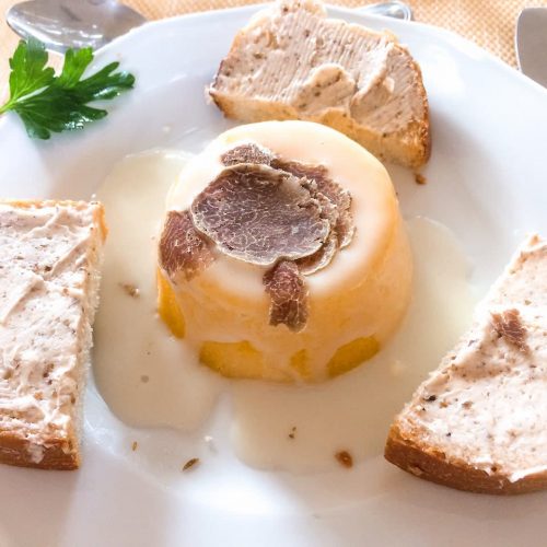 crostini-al-burro-e-tartufo-e-sformato-di-polenta-e-formaggio