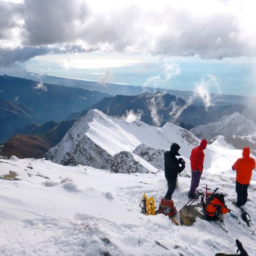 skiing-in-tuscany-apuane-alps-sea-view