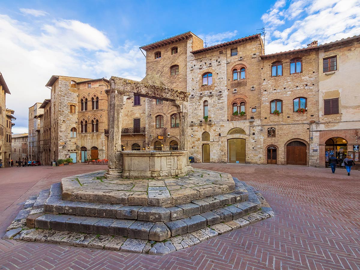 Well in the historic center in san Gimignano