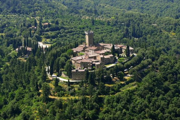 Castles in Tuscany to stay in: 4 ideas for a romantic getaway
